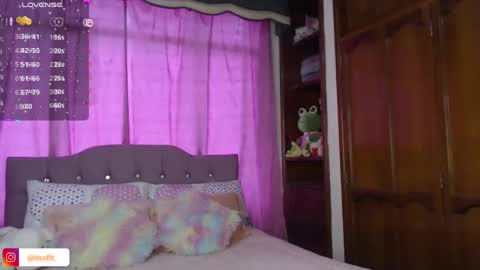 Snapshot of cuttebabe_ chatting on February 4, 9:52 pm Sophia online show from February 4, 9:52 pm