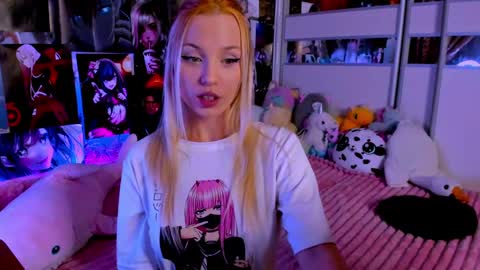 Nora online show from December 5, 9:39 pm