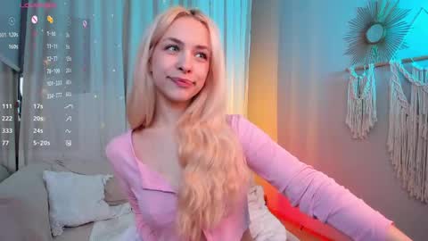 Snapshot of d0ll_eyes_ chatting on May 28, 9:39 am Julie online show from May 28, 9:39 am
