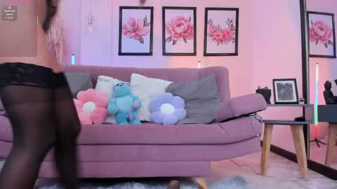 Snapshot of daaniela_moon chatting on June 5, 12:00 pm Daniela online show from June 5, 12:00 pm