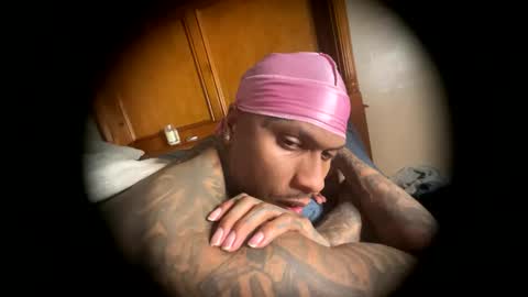 Snapshot of daddyjanimal chatting on May 19, 11:44 pm sexy tatted king bbc online show from May 19, 11:44 pm