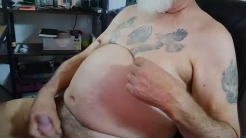Snapshot of daddytrash chatting on May 31, 1:47 am daddytrash online show from May 31, 1:47 am