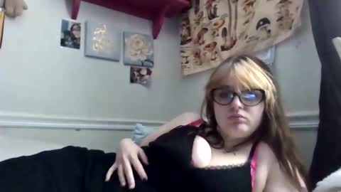 Snapshot of dadsdoll2 chatting on March 23, 2:10 pm dadsdoll2 online show from March 23, 2:10 pm