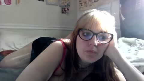 Snapshot of dadsdoll2 chatting on March 24, 1:16 pm dadsdoll2 online show from March 24, 1:16 pm