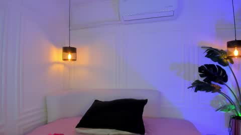 dafne_hillss online show from April 18, 11:25 am