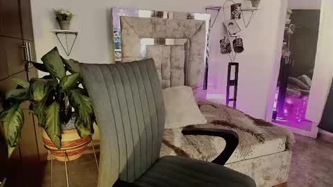 Snapshot of dahnia_cruz chatting on April 20, 1:36 pm dahnia_cruz online show from April 20, 1:36 pm