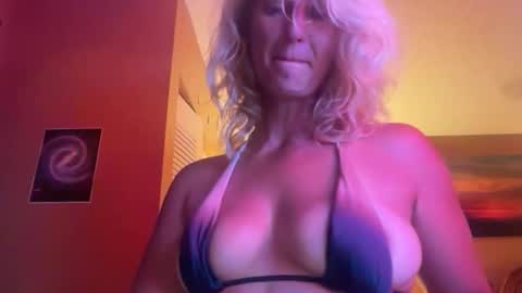 Snapshot of daisy9kat chatting on May 1, 12:04 am Daisy137 online show from May 1, 12:04 am