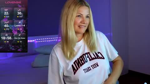 Snapshot of daisydavis_ chatting on May 29, 5:11 pm Daisy online show from May 29, 5:11 pm