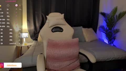 dakottaa__ online show from November 29, 12:13 am