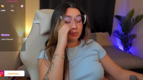 dakottaa__ online show from February 3, 2:53 am