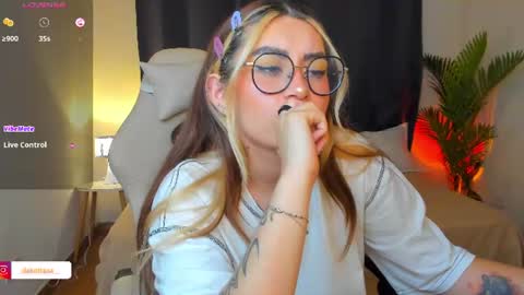 Snapshot of dakottaa__ chatting on June 24, 12:42 am dakottaa__ online show from June 24, 12:42 am