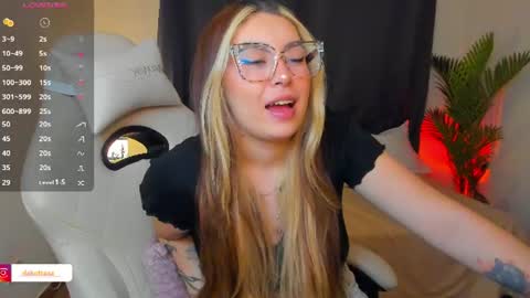 Snapshot of dakottaa__ chatting on June 25, 12:21 am dakottaa__ online show from June 25, 12:21 am