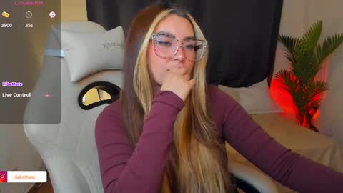 Snapshot of dakottaa__ chatting on July 1, 12:12 am dakottaa__ online show from July 1, 12:12 am