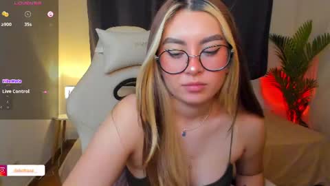 Snapshot of dakottaa__ chatting on July 2, 3:23 am dakottaa__ online show from July 2, 3:23 am