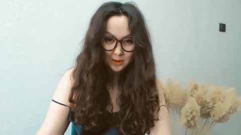 Snapshot of dalidayes chatting on December 6, 5:53 am Dali online show from December 6, 5:53 am