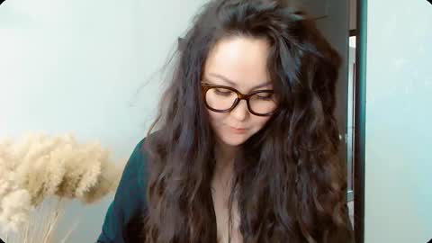 Snapshot of dalidayes chatting on October 13, 5:51 am Dali online show from October 13, 5:51 am