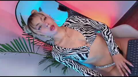 dalilathoms online show from January 9, 9:05 pm