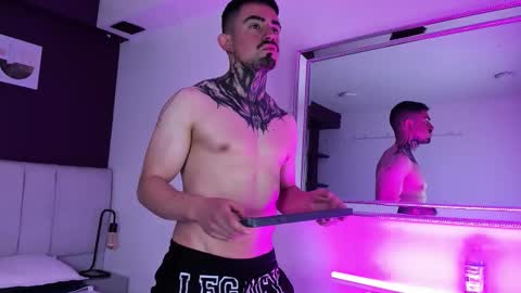 Snapshot of dallas_whitee chatting on February 19, 8:16 pm Dallas whitee online show from February 19, 8:16 pm