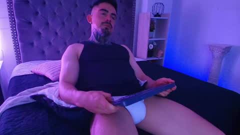 Snapshot of dallas_whitee chatting on May 8, 8:03 pm Dallas whitee online show from May 8, 8:03 pm
