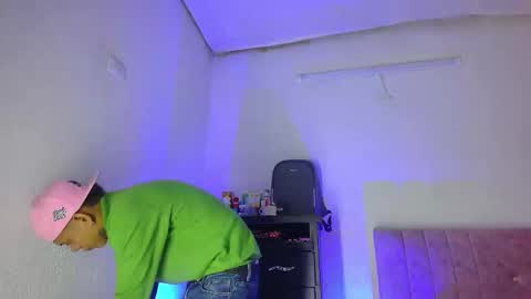 Snapshot of damar_felipe chatting on February 1, 6:45 am damar_felipe online show from February 1, 6:45 am