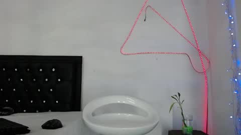 Snapshot of damian_hart_24cm chatting on May 18, 12:11 pm damian_hart_24cm online show from May 18, 12:11 pm