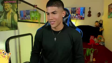 Snapshot of damian_latinxxx chatting on May 4, 12:28 am Damian online show from May 4, 12:28 am
