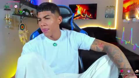 Snapshot of damian_latinxxx chatting on June 23, 6:11 am Damian online show from June 23, 6:11 am