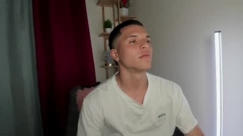 Snapshot of damian_vega13 chatting on November 7, 10:43 pm damian_vega13 online show from November 7, 10:43 pm