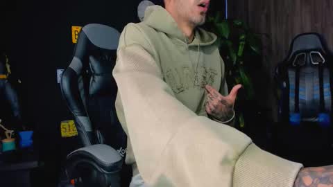 Snapshot of damiancox chatting on October 12, 3:33 pm Daamiancox online show from October 12, 3:33 pm