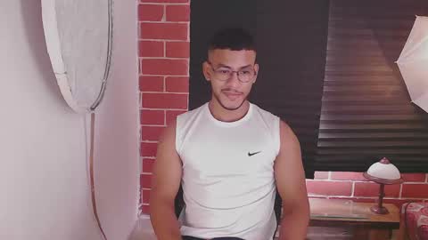 Snapshot of damiann_rees chatting on January 13, 2:32 pm instagram damiannreed. online show from January 13, 2:32 pm