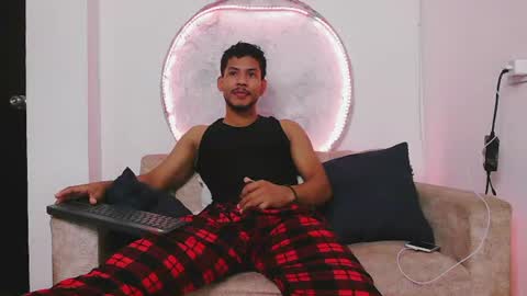 Snapshot of damiann_rees chatting on June 12, 11:20 am instagram damiannreed. online show from June 12, 11:20 am