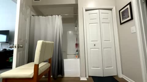 Snapshot of damnimhandsome25 chatting on February 9, 3:34 pm Clyde online show from February 9, 3:34 pm