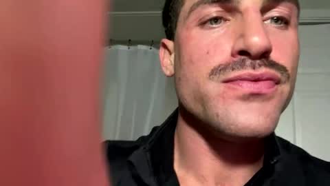 Snapshot of damnimhandsome25 chatting on February 3, 5:18 pm Clyde online show from February 3, 5:18 pm