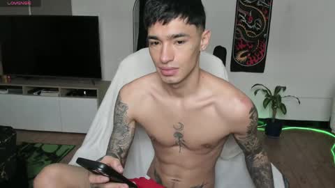 Snapshot of damon_333 chatting on April 21, 6:01 pm Damon online show from April 21, 6:01 pm