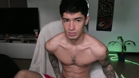Snapshot of damon_333 chatting on June 10, 7:46 pm Damon online show from June 10, 7:46 pm