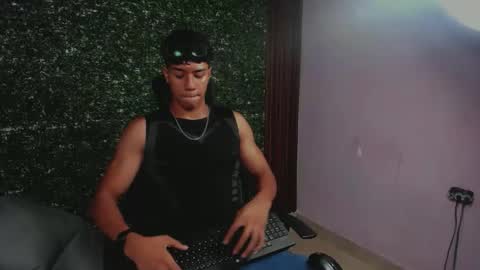 Snapshot of damon_sw chatting on November 24, 5:23 pm damon online show from November 24, 5:23 pm