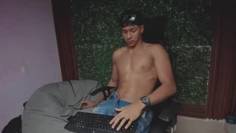 Snapshot of damon_sw chatting on December 2, 4:46 pm damon online show from December 2, 4:46 pm