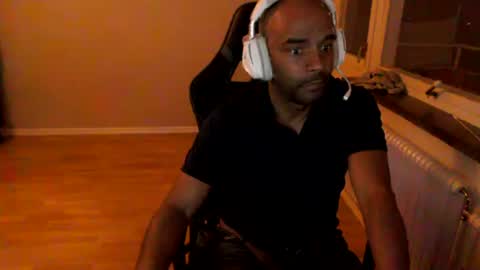 Snapshot of dan_the_man43 chatting on June 21, 12:13 am dan_the_man43 online show from June 21, 12:13 am