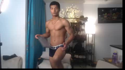Snapshot of dani_brown19 chatting on July 6, 2:52 am dani_brown19 online show from July 6, 2:52 am