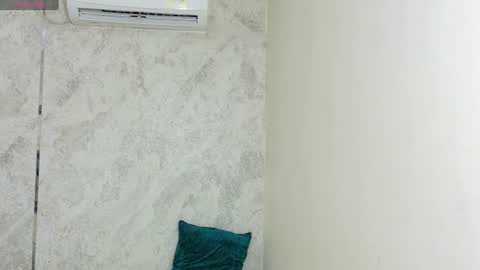Snapshot of dani_lue chatting on June 29, 12:27 pm dani_lue online show from June 29, 12:27 pm