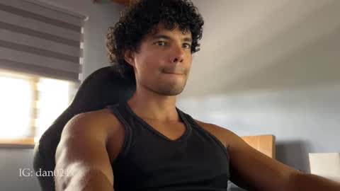 Snapshot of daniel0910s chatting on December 18, 5:52 pm Daniel online show from December 18, 5:52 pm