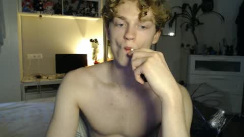 Snapshot of daniel_yumm chatting on May 22, 3:24 am Daniel online show from May 22, 3:24 am