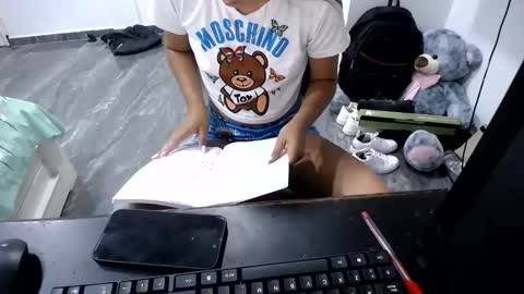 Snapshot of danielaa_foxx chatting on June 8, 3:34 pm danielaa_foxx online show from June 8, 3:34 pm