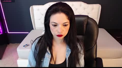 Snapshot of danielle_smithh chatting on December 29, 3:22 am Danielle Smith online show from December 29, 3:22 am