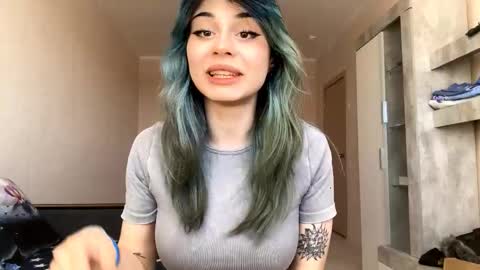 Snapshot of danikalazarini chatting on February 18, 8:21 am Melissa online show from February 18, 8:21 am