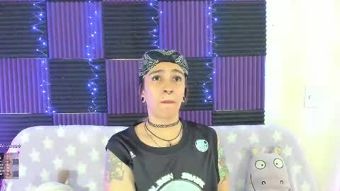 Snapshot of danna__castle chatting on June 28, 6:19 am Dannacastle online show from June 28, 6:19 am