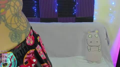 Snapshot of danna__castle chatting on July 4, 5:35 am Dannacastle online show from July 4, 5:35 am