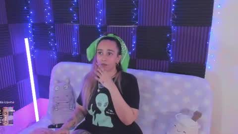 Snapshot of danna__castle chatting on July 17, 6:31 am Dannacastle online show from July 17, 6:31 am
