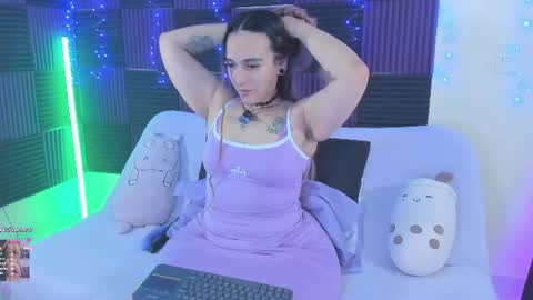 Snapshot of danna__castle chatting on August 3, 6:12 am Dannacastle online show from August 3, 6:12 am