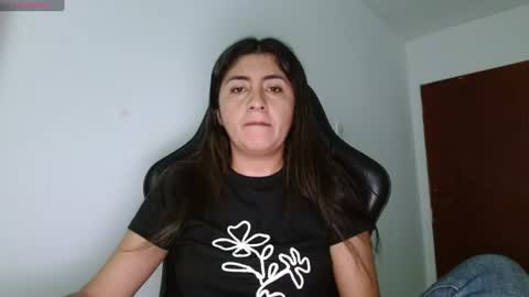 Snapshot of danna_peterson chatting on June 21, 8:33 pm Danna online show from June 21, 8:33 pm